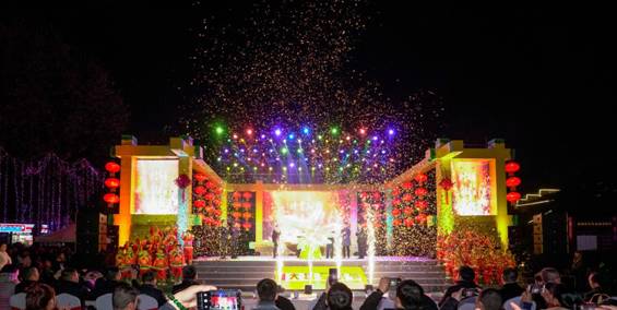 集團(tuán)領(lǐng)導(dǎo)點(diǎn)亮萬盞明燈 首屆戰(zhàn)旗大地藝術(shù)節(jié)輝煌開幕