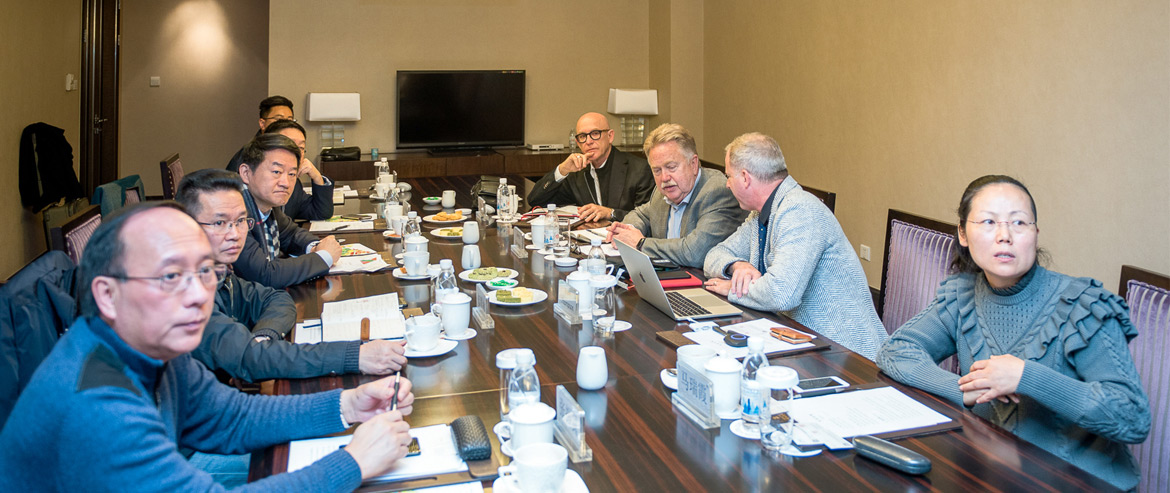 美國(guó)康寧翰集團(tuán)董事長(zhǎng)一行來尊龍凱時(shí)集團(tuán)交流座談