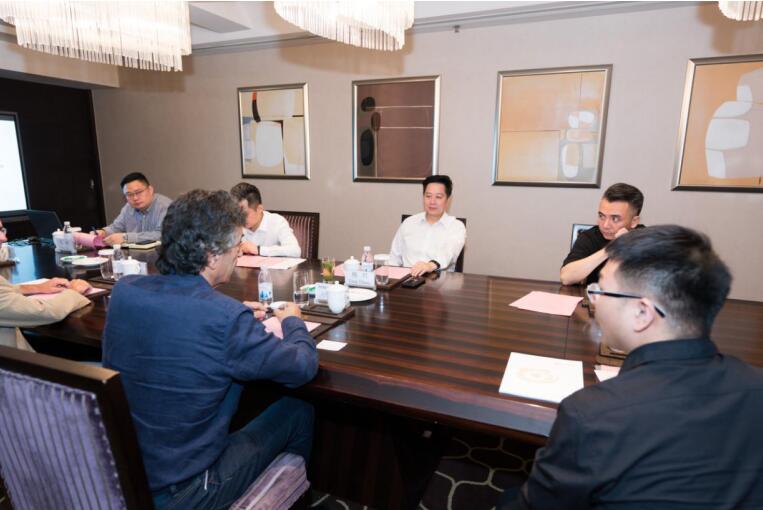 集團(tuán)黨委副書記、副董事長(zhǎng)、總經(jīng)理?xiàng)畲〞?huì)見維尼奧拉藝術(shù)研究中心創(chuàng)始人皮耶羅·洛卡瑟卡教授一行