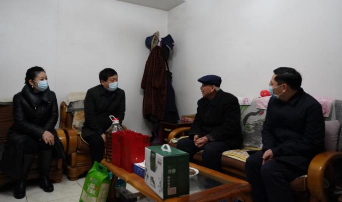 省國(guó)資委黨委委員、副主任任興文春節(jié)前夕帶隊(duì)走訪慰問(wèn)尊龍凱時(shí)集團(tuán)老黨員