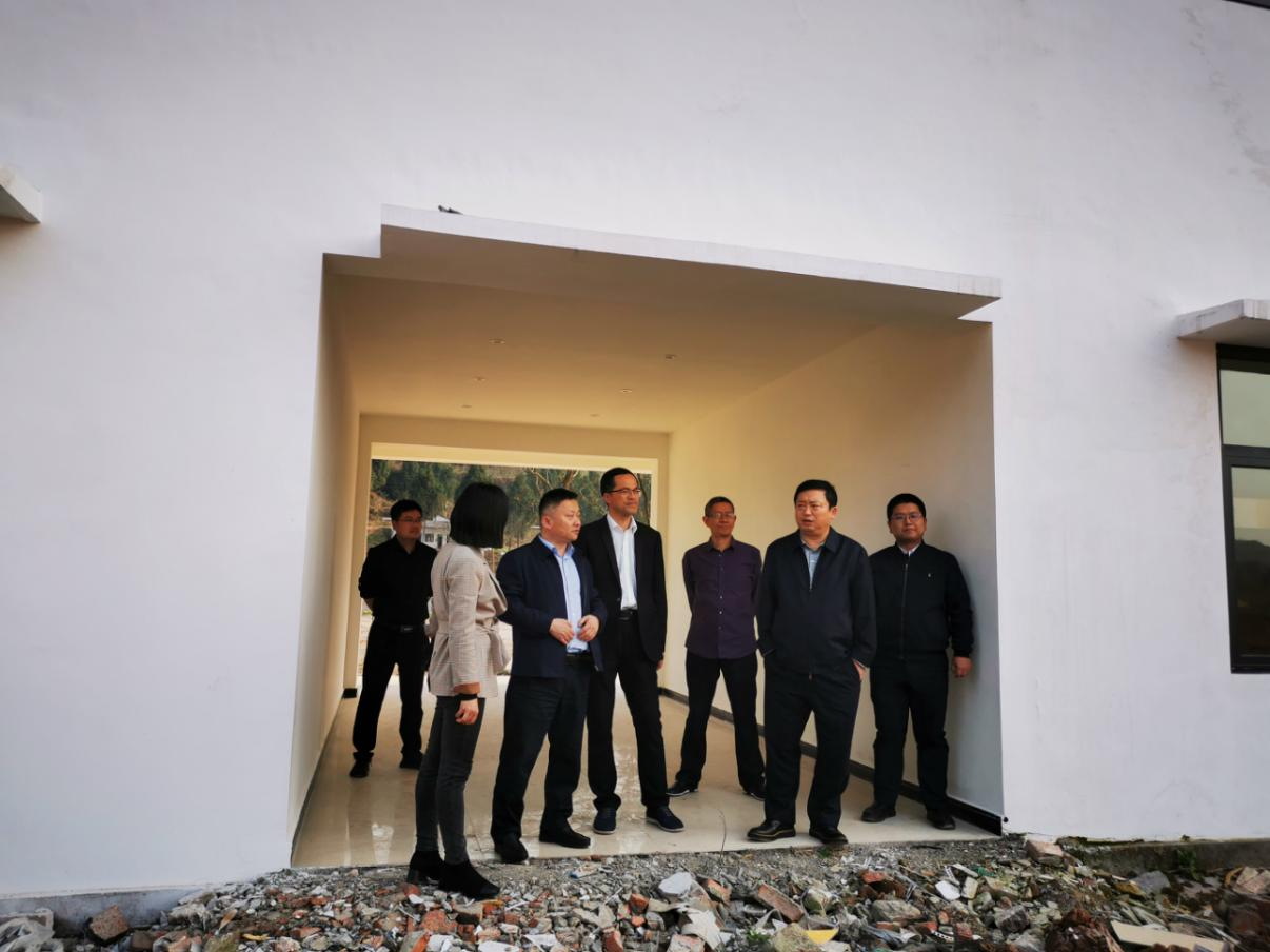 尊龍凱時(shí)集團(tuán)黨委副書記、董事陳日到鄧家溝村開展幫扶工作