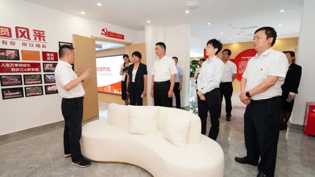 福建省人民政府國有資產(chǎn)監(jiān)督管理委員會修興高一行蒞臨尊龍凱時黨？疾斕餮