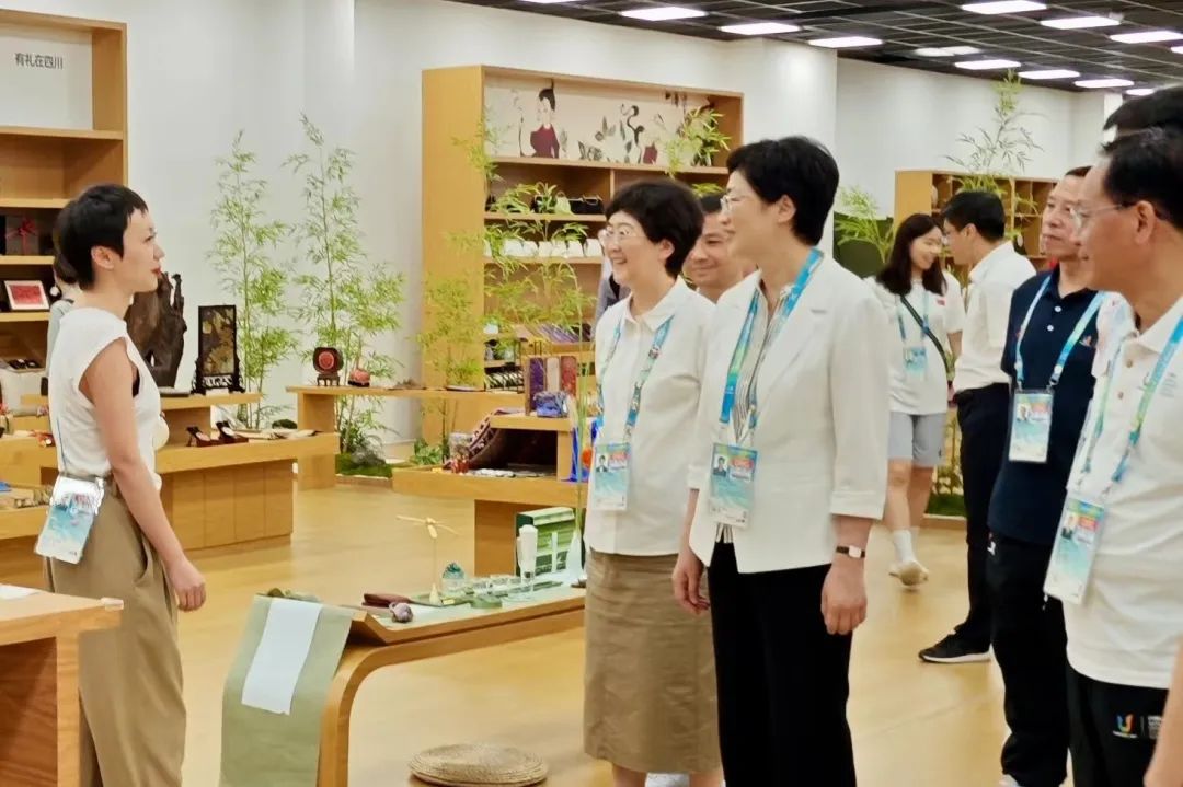 省、市領(lǐng)導(dǎo)視察大運(yùn)村“有禮在四川”四川特色商品館