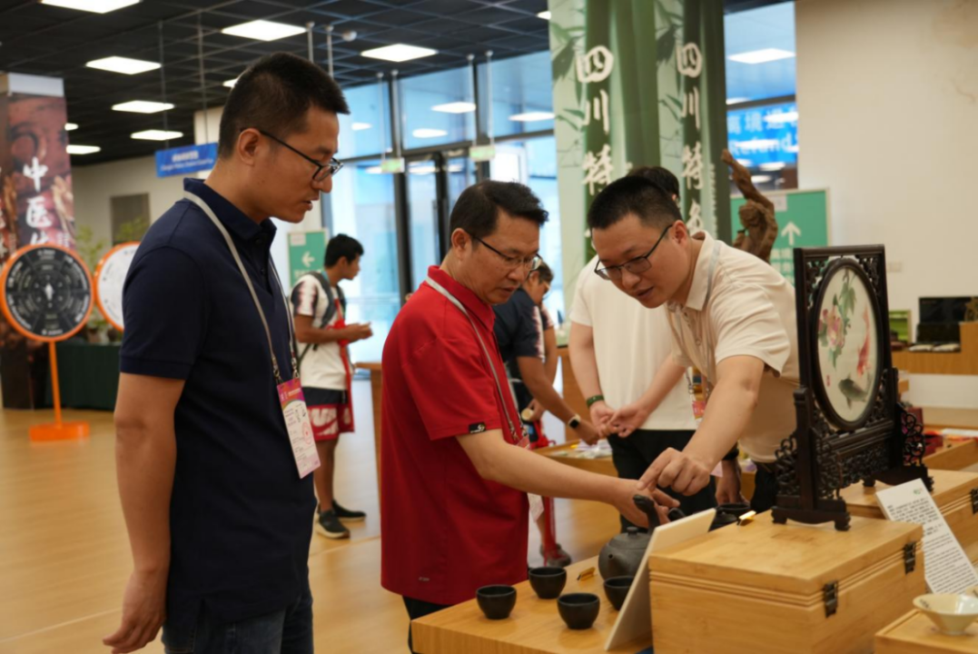 省尊龍凱時(shí)集團(tuán)領(lǐng)導(dǎo)到大運(yùn)村“有禮在四川”四川特色商品館調(diào)研指導(dǎo)工作