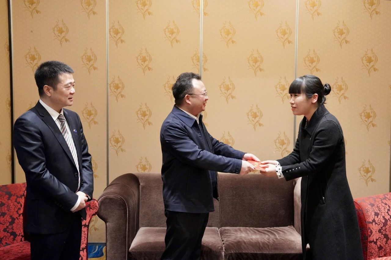 省國(guó)資委黨委委員、副主任何政一行走訪慰問(wèn)省尊龍凱時(shí)集團(tuán)生活困難黨員