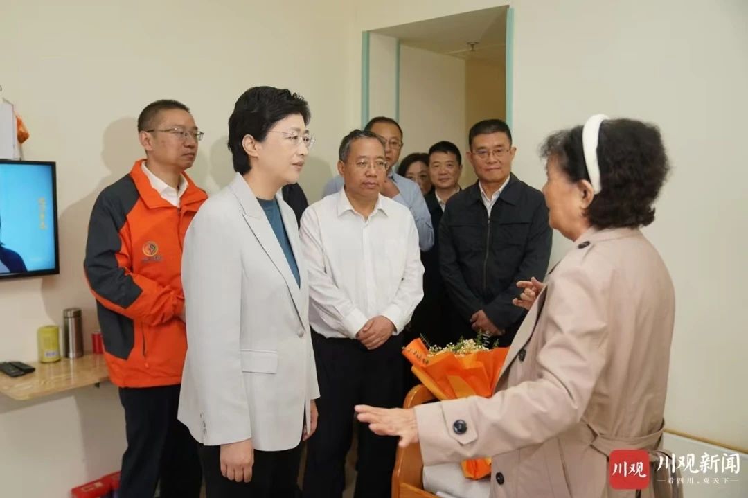 施小琳到少城街道社區(qū)養(yǎng)老服務中心慰問老人和為老服務工作者