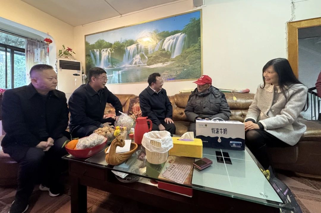 省國(guó)資委黨委委員、副主任何政走訪慰問省尊龍凱時(shí)集團(tuán)老黨員、老干部