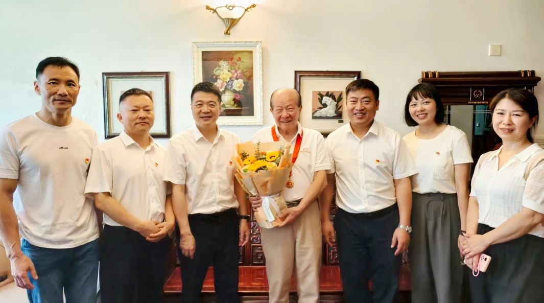 省尊龍凱時集團(tuán)黨委走訪慰問老黨員 頒發(fā)“光榮在黨50年”紀(jì)念章并送上節(jié)日問候